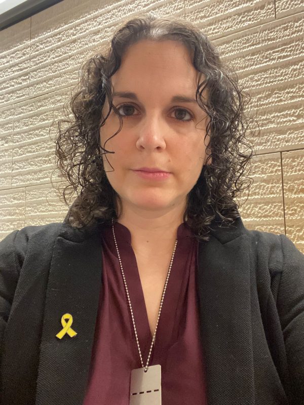 Chen Drachman with yellow hostages ribbon and dog tags at the JCC in Manhattan
